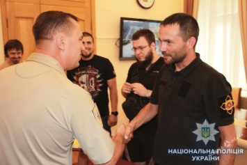 Головин наградил одесситов, которые задержали вооруженного правонарушителя (фото)