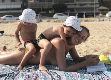 Полину Диброву отругали в соцсетях за снимок топлесс с детьми