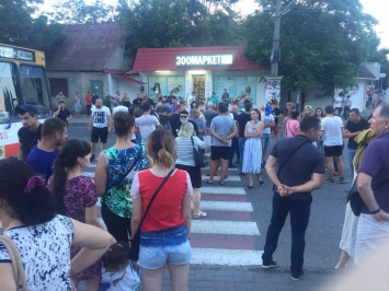 В Одессе друзья подозреваемых в разбое перекрыли улицу: они требуют выпустить фигурантов из СИЗО (фото)