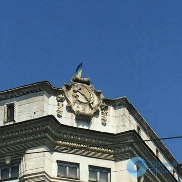 Здание Приморского военкомата в Одессе «украшают» советские символы