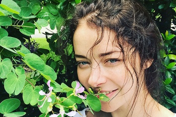 Марина Александрова без макияжа отдыхает у океана и делится отпускными фотографиями в сети