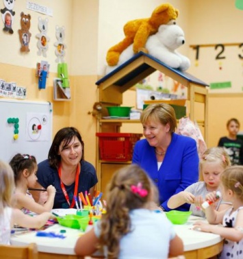 «В Германии секса нет»: Меркель опозорилась, сфотографировавшись на фоне совокупляющихся медведей