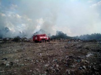 Более трех суток спасатели борются с пожаром на свалке в Полтавской области