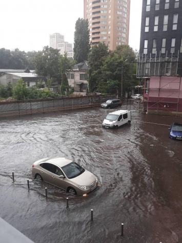 Мокрый Днепр: центр города превратился в реку