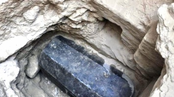 В Египте вскрыли загадочный черный саркофаг (фото)