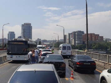 На Новом мосту огромная пробка: столкнулись сразу пять машин
