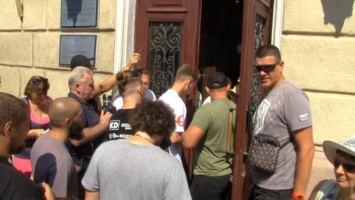 4-й день после назначения: новый ректор Одесского медуниверситета с полицией прорвался в кабинет