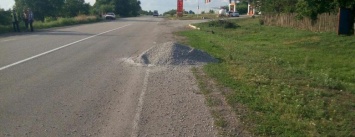 Под Днепром разбился автомобиль из-за кучи щебня на трассе: погибла женщина, - ФОТО