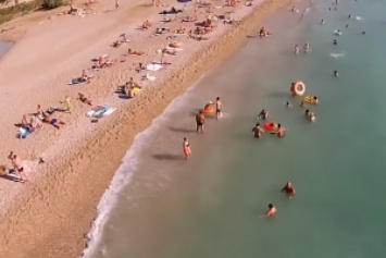 Один из самых многолюдных пляжей Крыма сняли на видео с воздуха