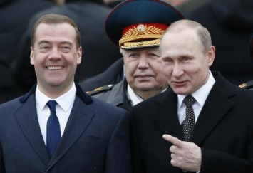 В сети Медведева назвали «некрасивой подружкой» Путина