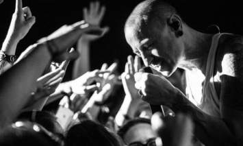 Участники Linkin Park почтили память лидера группы Честера Беннингтона
