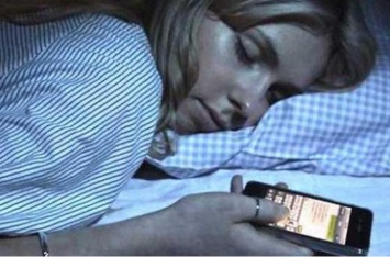 Сон со смартфоном вызывает рак: медики сделали предупреждение