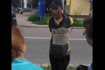 В Чернигове мужчину привязали к столбу и прикрепили табличку "Я ватник"