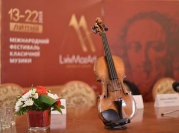 В Украину впервые привезли личную скрипку Моцарта