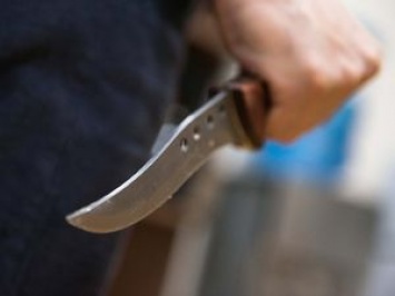 В Луганской области мужчина, угрожая ножом, отобрал у сожительницы банковскую карту