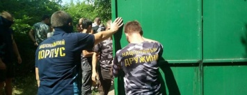 Активисты "Нацдружины" кувалдами разбили забор, которым перекрыл проход на берег Днепра руководитель одного из запорожских предприятий, - ФОТО