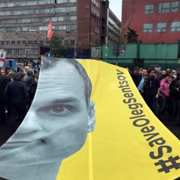 У здания правительства активисты вывесили баннер в поддержку Олега Сенцова