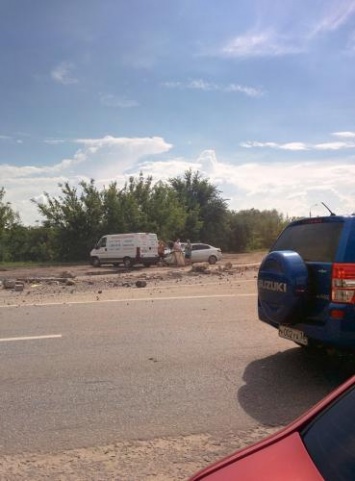 В Воронеже с 40-тонного грузовика рассыпался строительный мусор