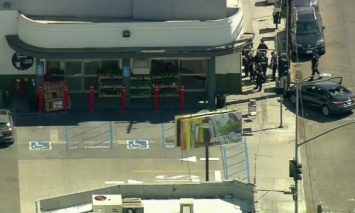 В Лос-Анджелесе полиция арестовала злоумышленника, который забаррикадировался в магазине с заложниками