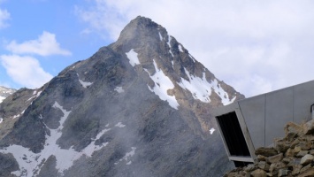 Музей Джеймса Бонда в Альпах: чудо-фонтан и настоящие шпионские часы-бомба