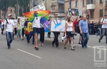 В Кривом Роге на фоне давно некрашенных домов провели гей-парад