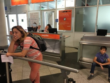 "Не было мест в салоне". Авиакомпания выкинула с рейса семью с ребенком и билетами