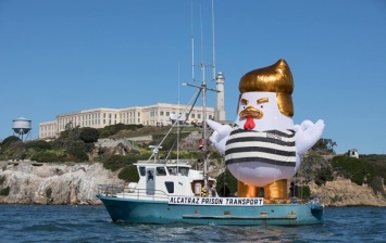 В США отправили в плавание фигуру Трампа-цыпленка