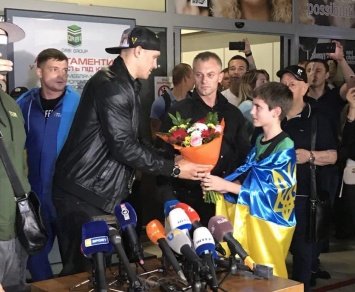 Усик вернулся в Киев: После боя еще не спал