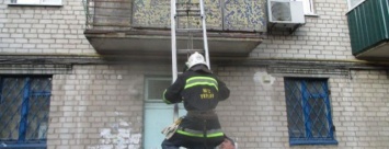 Кременчугские спасатели открывали квартиры при помощи лома, кувалды и лестницы (ФОТО)