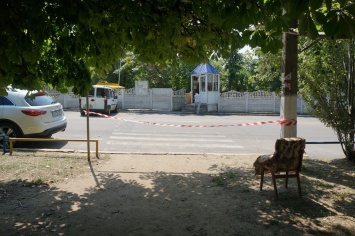 Жители Николаева потребовали снести бетонный забор возле парка «Юность»: Он мешает людям дышать и видеть