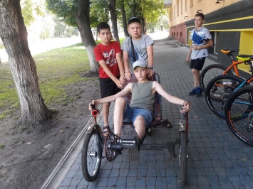 Под Харьковом подростки катались по улицам на чудо-мобиле (фото, видео)