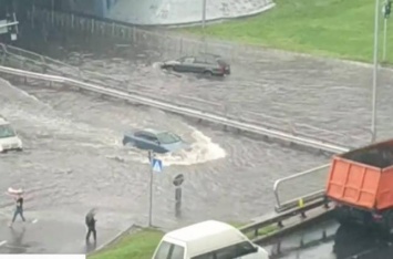 В Киеве из-за дождя залило дорогу под эстакадой: опубликовано видео