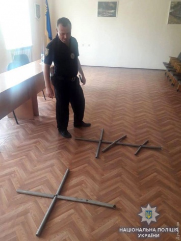 В Одесской области полиция задержала охотника за металлом, воровавшего кресты на кладбище