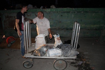В Симферополе всю ночь ловили нарушителей, которые выбрасывали строительный мусор в контейнеры