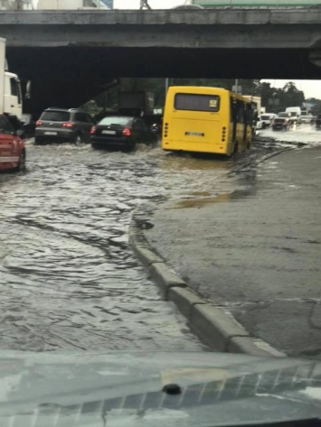 Киев "плавает": ливень затопил столичные улицы (Видео, фото)