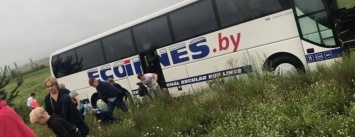В Киевской области автобус с детьми улетел в кювет, водитель заснул за рулем