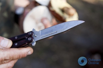 Одесская область: пьяный парень напал с ножом на спящего знакомого