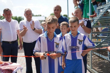 Степанов торжественно открыл футбольную площадку в Березовке