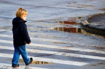 "Я все время шла по "зебрам": в Херсоне 5-летняя девочка убежала из детсада и сама пришла домой