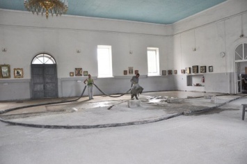 В старом полковом храме Павлограда обновили пол