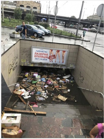Потоп в Киеве. На Шулявке реки мусора затопили подземный переход. Фото