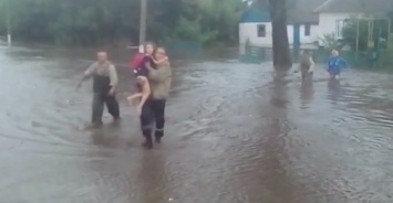 "Вода достигала 70 сантиметров": из затопленного дома эвакуировали бабушку с внучкой