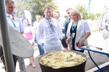 На Херсонщине установили рекорд Украины по изготовлению самого большого количества салата «Херсонский овощной фейерверк»