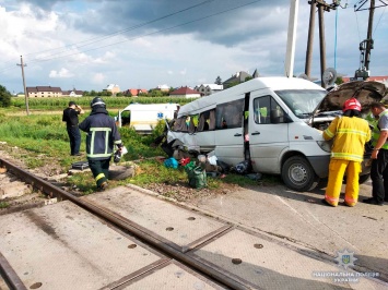 На переезде в Черновицкой области в столкновении поезда с микроавтобусом погибли двое
