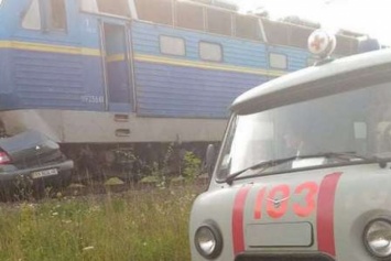 Смертельное ДТП под Киевом: поезд снес автомобиль Renault