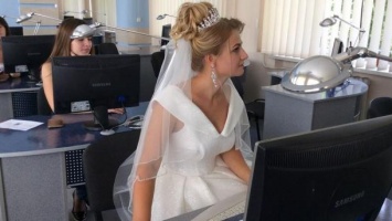 В Тернополе абитуриентка пришла на экзамен в свадебном платье