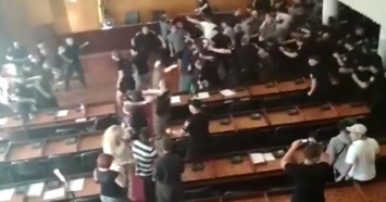 Депутат показал запись эпичного побоища в горсовете Конотопа (ВИДЕО)