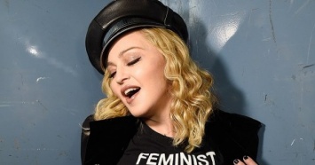 Мадонна в чулках и кружевном белье появилась на обложке глянца