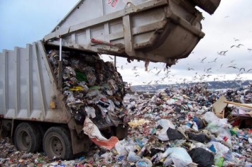 Под Смоленском мусоровозы везут отходы на полигон ТБО, несмотря на пожар