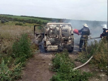 Николаевские спасатели дважды тушили горящие автомобили. В одном случае на автомобиль перекинулся огонь с горящих травы и мусора